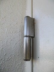 マンションの非常階段のドアの蝶番