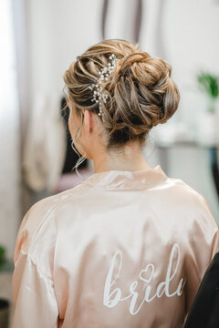 Brautvorbereitung am Hochzeitstag &ndash; Detailaufnahme des Kleides und Frisur