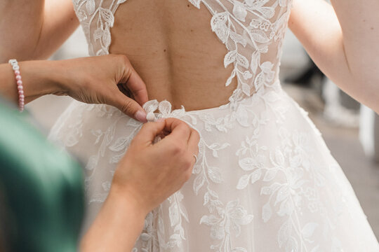 Brautvorbereitung am Hochzeitstag &ndash; Detailaufnahme des Kleides und Frisur