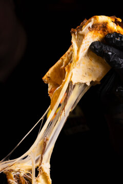 Manos comiendo pizza con mucha muzzarella 