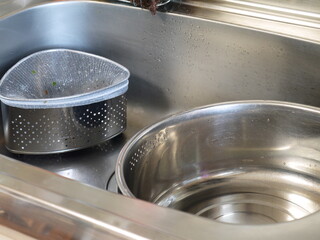 日本の一般家庭の台所と食器洗い用品