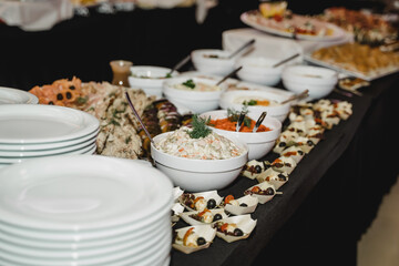 Professionelles Catering-Buffet mit Warmhaltebehältern und reichhaltiger Auswahl an Speisen auf einem festlichen Bankett