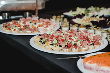 Professionelles Catering-Buffet mit Warmhaltebehältern und reichhaltiger Auswahl an Speisen auf einem festlichen Bankett