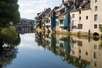 Obraz premium Au cœur de la vallée de la rivière la Loue dans le département du Doubs en France , la ville d' Ornans est un petit joyau aux maisons pittoresques suspendues au-dessus de la rivière