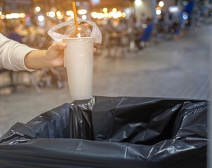Throw garbage in the trash can to protect hygiene