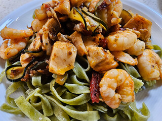 leckere Garnelen mit Kräutern und Gewüzen