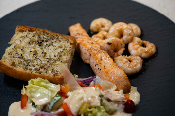 leckere Garnelen mit Kräutern und Gewüzen