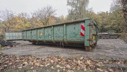 gr&uuml;ner Abrollcontainer