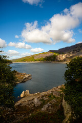 Obraz premium Vertical view of serene lake and rocky hills in Snowdonia, Wales