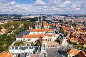 Beautiful aerial and detailed view of Prague Castle with St. Vitus Cathedral and the Old Royal Palace, Czech Republic — Gothic architecture and panoramic city skyline