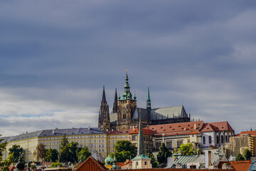 Beautiful aerial and detailed view of Prague Castle with St. Vitus Cathedral and the Old Royal Palace, Czech Republic — Gothic architecture and panoramic city skyline