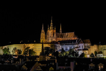 Beautiful aerial and detailed view of Prague Castle with St. Vitus Cathedral and the Old Royal Palace, Czech Republic — Gothic architecture and panoramic city skyline