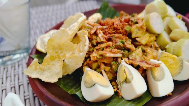 Indonesian raw vegetable salad (Karedok) with eggs and crackers