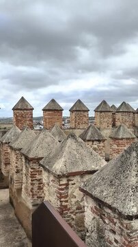 Dia gris con vistas desde almenas de muralla en Alcazaba de Badajoz