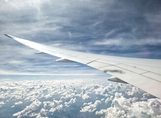 Obraz premium Airplane window on a sunny day with clouds