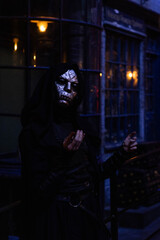 Eine Frau in einem Halloween Kostüm in einer dunklen Gasse