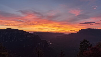Fototapeta premium Fiery Sky Over Silent Ridges, A Landscape of Contrasts and Gradient Hues.