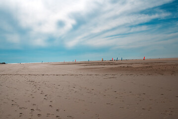 Strandsegler auf dem weiten Sandstrand der Nordseeinsel Borkum, Ostfriesland