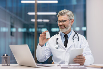 Obraz premium Male doctor discussing a prescription drug bottle with a patient during a remote online video call using a laptop and digital tablet, highlighting modern healthcare and virtual medical services
