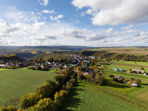 Blick auf die R&ouml;merstra&szlig;e und Patersberg (Sankt Goarshausen), Oktober 2025