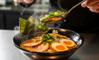 湯気立つ至福の一杯：丁寧に盛り付けられる本格ラーメン