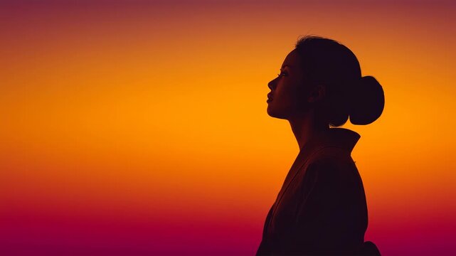 高齢女性が夕暮れに佇む影