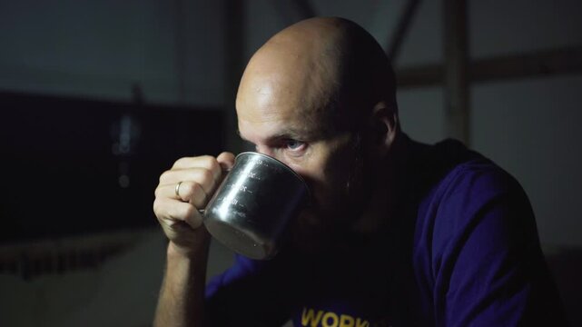 Hombre calvo bebiendo caf&eacute; en el exterior de una caba&ntilde;a en la monta&ntilde;a