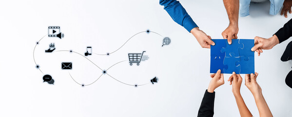 Hands coming together to hold a puzzle piece symbolize collaboration in digital marketing. Icons connected show strategies in communication, e-commerce, and growth. Trope