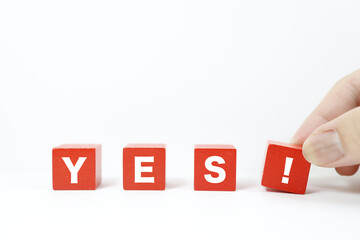 赤いブロックにYESの文字。白背景とコピースペース。