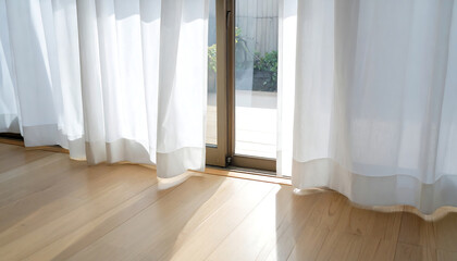 柔らかな光とカーテンの透け感が調和する心安らぐミニマルな空間