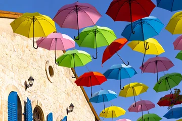 Fototapete Rund Enge Straßen Jerusalem, Israel, Nahalat Shiva tourist promenade and colorful umbrella street of Old City  © eskystudio