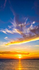 Obraz premium Sunset over the ocean with dramatic clouds