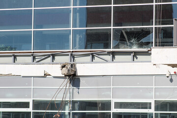 Obraz premium Close view of the Novi Sad railway station entrance showing cracked glass, damaged concrete, and traces of an old collapsed canopy.