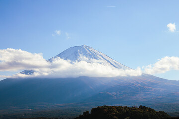 純粋な美しさ：富士山の頂、雲、そして秋色の調和