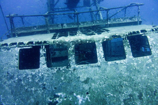 タイ、タオ島の沈船 HTMS Sattakut と魚、水中世界の風景