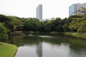 小石川後楽園。水戸徳川家の上屋敷の回遊式築山泉水庭園。琵琶湖を模した大泉水 。