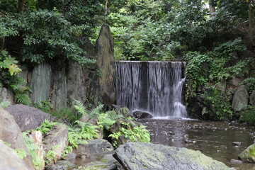 小石川後楽園。水戸徳川家の上屋敷の回遊式築山泉水庭園。静岡の白糸の滝 を模した滝。