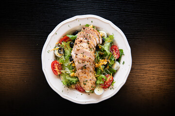 Delicious Grilled Chicken Salad with Fresh Vegetables