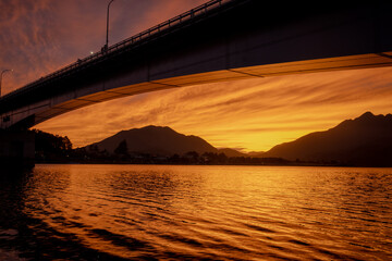 夕暮れに染まる河口湖と大橋　静寂に包まれる美しい黄昏の情景