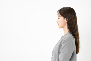 目をつぶる横顔の女性