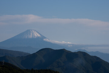 清里高原から望む初冠雪の富士山と雄大に広がる秋から冬への風景