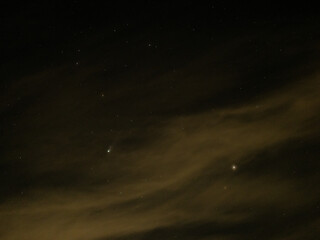 レモン彗星が放つ光が描く宇宙のロマンと神秘の瞬間