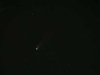 深い宇宙を旅するレモン彗星と広がる銀河の神秘的な風景