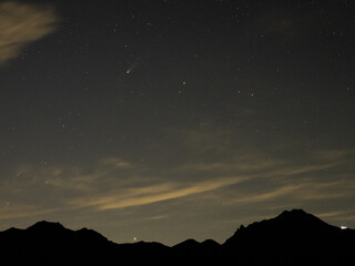 Fototapeta premium 夜空に輝くレモン彗星が描く幻想的な軌跡と宇宙の深遠なる神秘