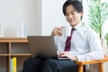 仕事をする男性