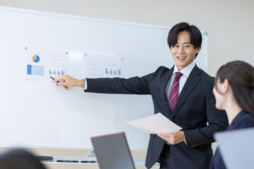 プレゼンをする男性