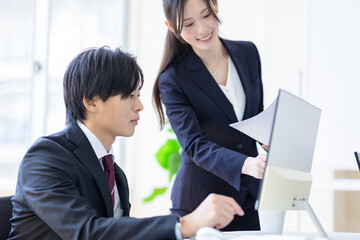 Obraz premium アドバイスをする女性