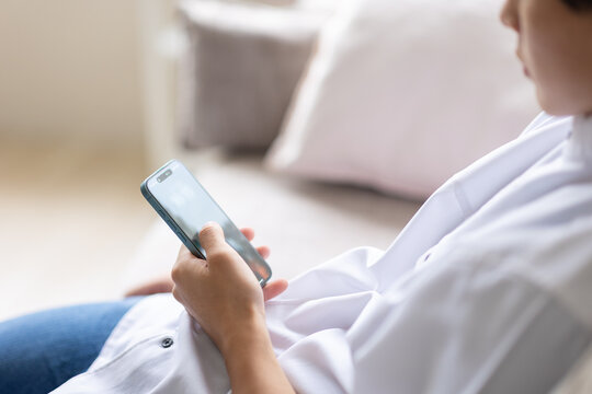 スマホを見る男性の手元