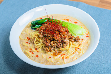 豆乳ごま担々麺, 白い器に盛られた担々麺とチンゲン菜