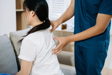 Obraz premium Healthcare professional providing back physiotherapy and pain relief treatment, showing patient recovery, rehabilitation, and physical therapy care support.